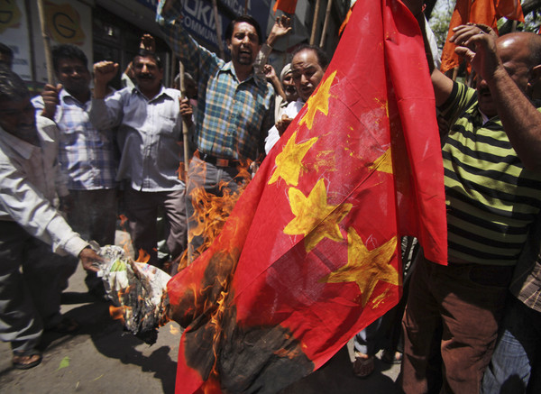 反華示威燒五星旗中印邊界對峙升高。(圖／達志影像／美聯社) 