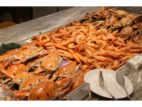 台灣人就吃海鮮　凱撒吃到飽餐廳的螃蟹、生魚片人氣最高