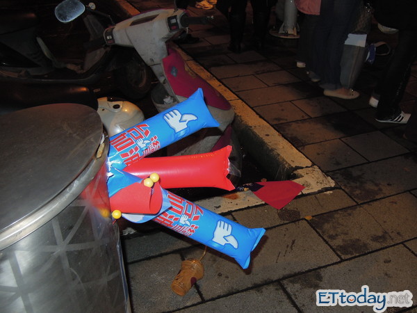 台湾赞出来游行 结束国旗随手扔垃圾桶