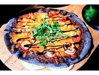 嘉義窯燒薄皮披薩專賣店　黑披薩吃得到大海的味道
