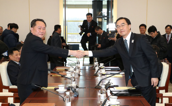 ▲南韓代表趙明均與北韓代表李善權握手致意。（圖／路透社）