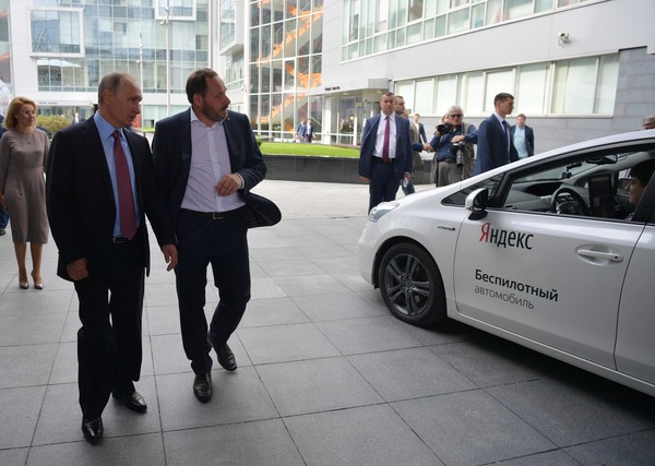 ▲▼ 英國媒體《Daily Mail》22日引述RT報導，俄羅斯總統普丁(Vladimir Putin)21日在造訪Yandex(俄國最大科技公司)莫斯科總部時丟出一個問題：智慧機器人何時會吃掉人類？在場的Yandex執行長(CEO)Arkady Volozh回答：希望永遠都不會有這麼一天。（圖／達志影像／美聯社）