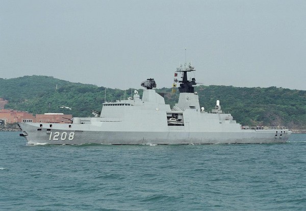 在公海上遭遇大陆解放军南海舰队054级导弹护卫舰「柳州舰」,让承德舰