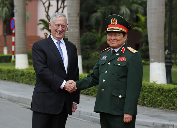 ▲▼美國國防部長馬蒂斯訪問越南，與越南國防部長吳春歷（Ngo Xuan Lich）會面。（圖／達志影像／美聯社）