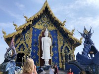 像誤闖海龍宮殿！泰國清萊「藍廟」金藍配色美得超迷幻