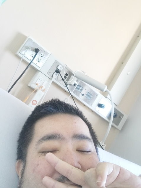 拓也哥躺病床自拍.(图/翻摄拓也哥ameblo)