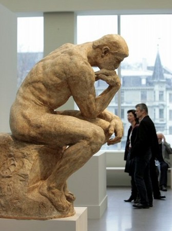 雕塑作品「沉思者」的姿势,俨然已经成为思考的标准动. .