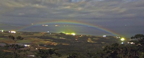 沖繩石垣島出現罕見的月虹