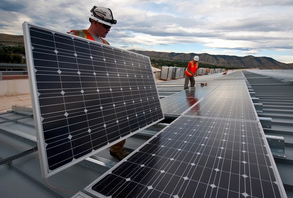 ▲▼ 太陽能板,工人,綠色能源,再生能源 。（圖／Pixabay）