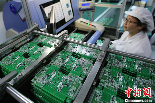 ▼江苏南通一家芯片制造企业内的生产景象,工厂 .(图/翻摄自中新网)