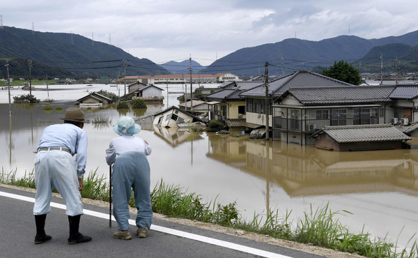 ▲▼ 西日本暴雨成災，岡山縣倉敷市一對老夫婦看著被大水淹沒的家園。（圖／路透社）