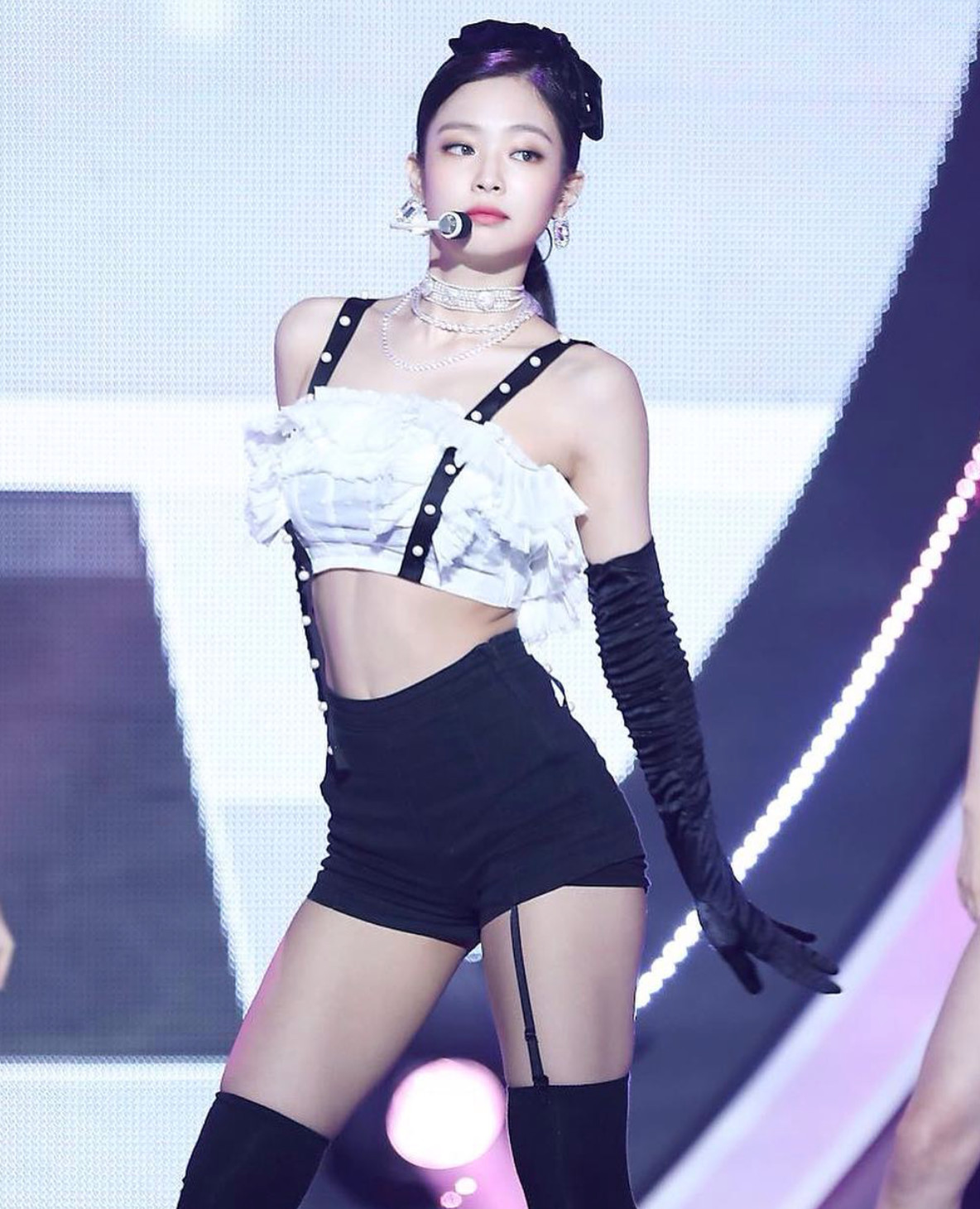 blackpink慵懒后jennie「泳装外穿」 细看还是香奈儿绝版古董货