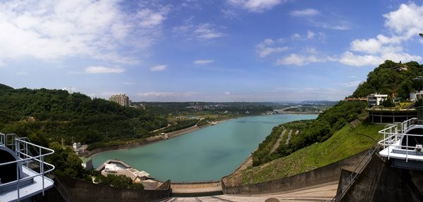 ▼俯瞰石门水库,山光水色美得不可方物.