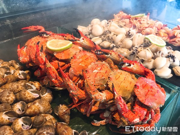▲▼秋天是吃蟹的季節，餐廳在海鮮餐枱上準備了萬里蟹。（圖／記者陳建竹攝）