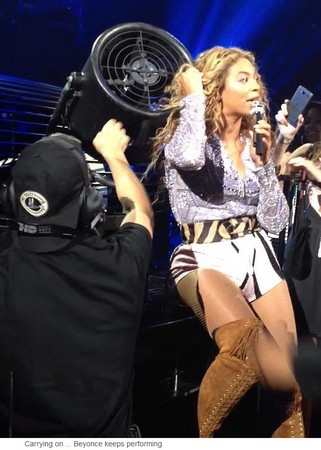 惊吓瞬间!碧昂丝<em>头发</em>强力卷入<em>风扇</em> 冷静高歌竟