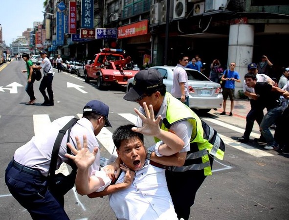 江宜桦装死任警察乱抓人 台大学生连署批教一套做一套