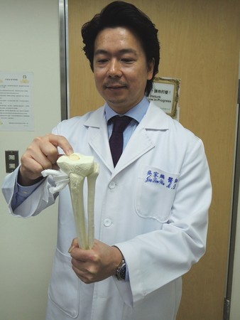 膝盖疼痛跛行竟是「半月板破裂」 手术助矫正