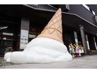 「巨人國」台中　路邊出現7米高冰淇淋、5萬倍大飲料罐
