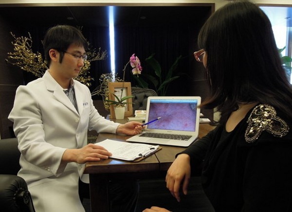 靓女<em>穿过紧</em>内衣流汗过敏 吓死:以为皮蛇缠胸 | 