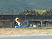 「國防布」好用不露光　401空軍基地蓋黑布防陸客拍