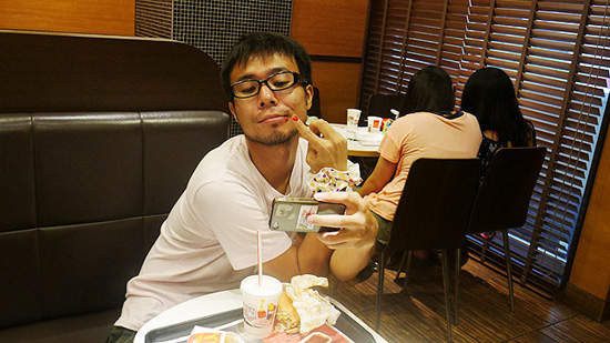 一个人的闪光喂食 日本单身汉用「右手女友」
