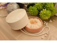 兒時記憶的珠寶蜜粉盒　成為設計師第一項設計的化妝品
