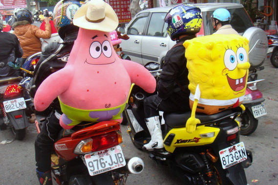 超萌娃娃团\/海绵宝宝、派大星搞笑麻吉骑车凸