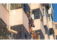 毒蛇「土球子」泡酒3个月窜出咬伤农妇手指