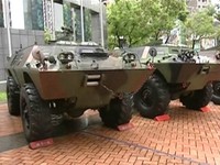 超猛戰鬥民族　俄士兵遭20噸重甲車輾過後站起來跑走