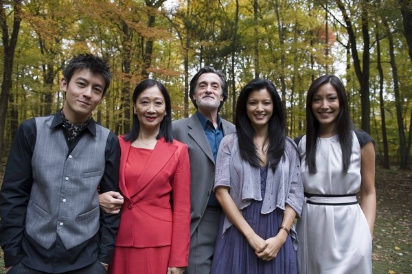 陈冠希《30拉紧抱》玩世不恭 甘愿沦为男配角