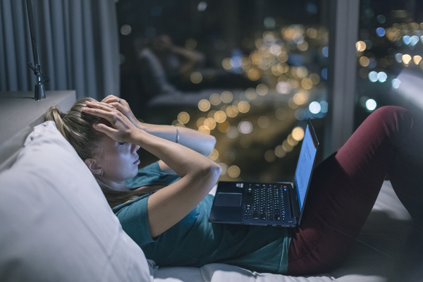 围炉,追剧,打牌乐当夜猫?熬夜不睡觉 小心病毒秒报到