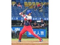 古巴联赛大乱斗打成一团 球员怒挥棒爆对方头