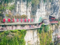 有膽才能來！宜昌最壯觀岩洞餐廳　就在懸崖峭壁上用餐