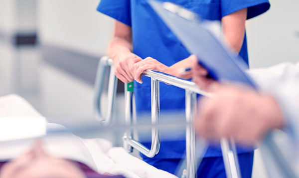 急救,送醫。(示意圖/達志影像) 堅持急救…老父七孔流血亡!5年後他「骨斷屎滿床」 醫嘆:我輸了