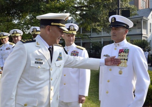 ▼吴胜利在美国海军礼仪官的陪同下检阅美国海军仪仗队,并参观了一场