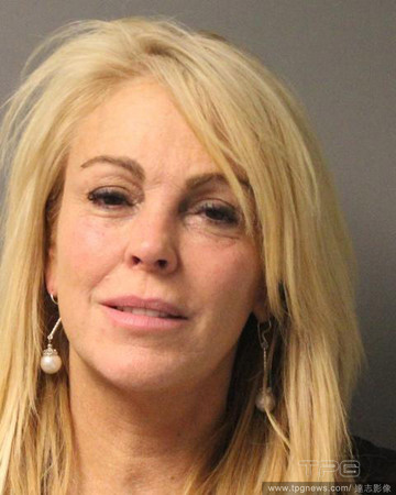 琳赛萝涵挺酒驾妈变孝女 忘<em>穿胸罩</em>垂乳从<em>腋下</em>