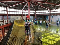 空中漂浮腳踏車、三樓高溜滑梯免費玩　新竹連假期間太空遊戲站