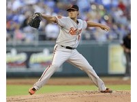 陳偉殷坐輪椅返台頻說尷尬　清右膝骨刺需休養