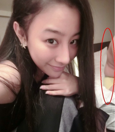 北影女神闺房自拍 背景惊见内裤肥男