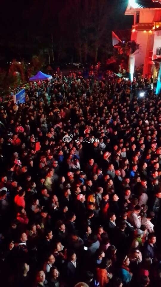 4万人塞住九寨沟 退票潮像「真人攻城游戏」