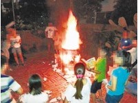 星「内衣一字马王者」爆红被肉搜17岁女吓哭美女美女地铁图片