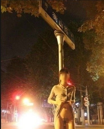 20 |上海闹市裸拍门 豪放女脱得够彻底 | 要闻 | 