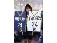 NBA台北賽／溜馬喬治人氣旺　死忠粉絲「球卡」不離身