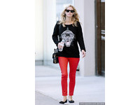 妮基希爾頓穿紅皮褲　亮眼逛大街