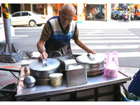 國寶級叫賣聲縈繞台北市　50歲的街角手工豆花推車