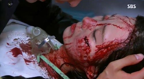 ▼徐玄在剧中出车祸意外身亡,满脸是血的模样相当惊悚.