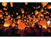 夜晚無數火光漂流湄南河　泰國最浪漫節慶「水燈節」