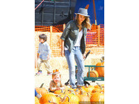 帶女兒挑南瓜　潔西卡艾芭一身輕裝