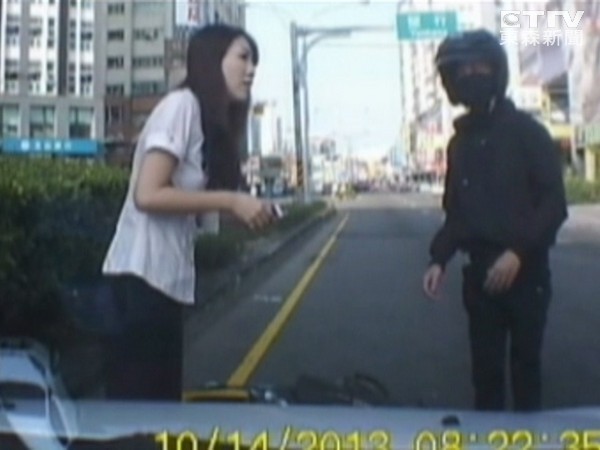 <em>长发</em>超级<em>正妹</em>帮忙救车祸 乡民狂推人美心更美