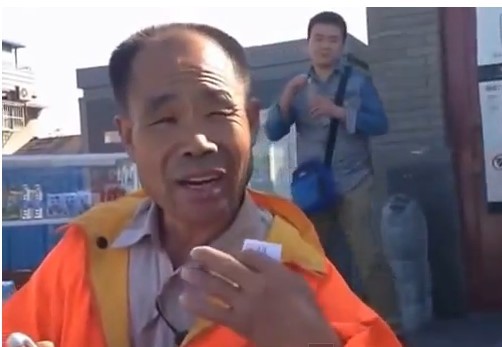 北京扫街大叔撂英文6分钟网友惊呆:自古民间多